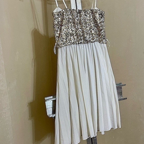 ALMOST FAMOUS STRAPLESS GOLD SEQUINED WHITE ACCORDION PLEATED DRESS SZ SMALL - Picture 5 of 7